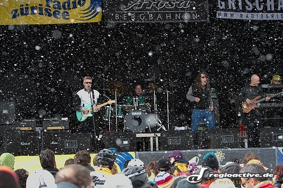 out in the snow, blinded by the light - Fotos: Manfred Mann's Earth Band live im Schnee von Arosa                    